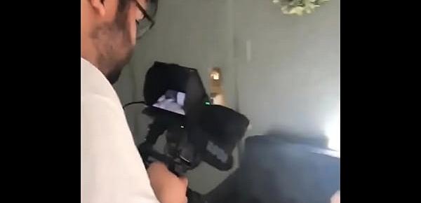  FILMANDO UM PORNOZÃO E COMENDO UMA BOMBA DE CHOCOLATE GOSTOSA (DEPOIS DANDO NA BOQUINHA DO ATOR PORNO) ELA FICOU MUITO PUTA POR ELE TER SE MELADO TODO E TER GOSTADO KKKKK FODASE